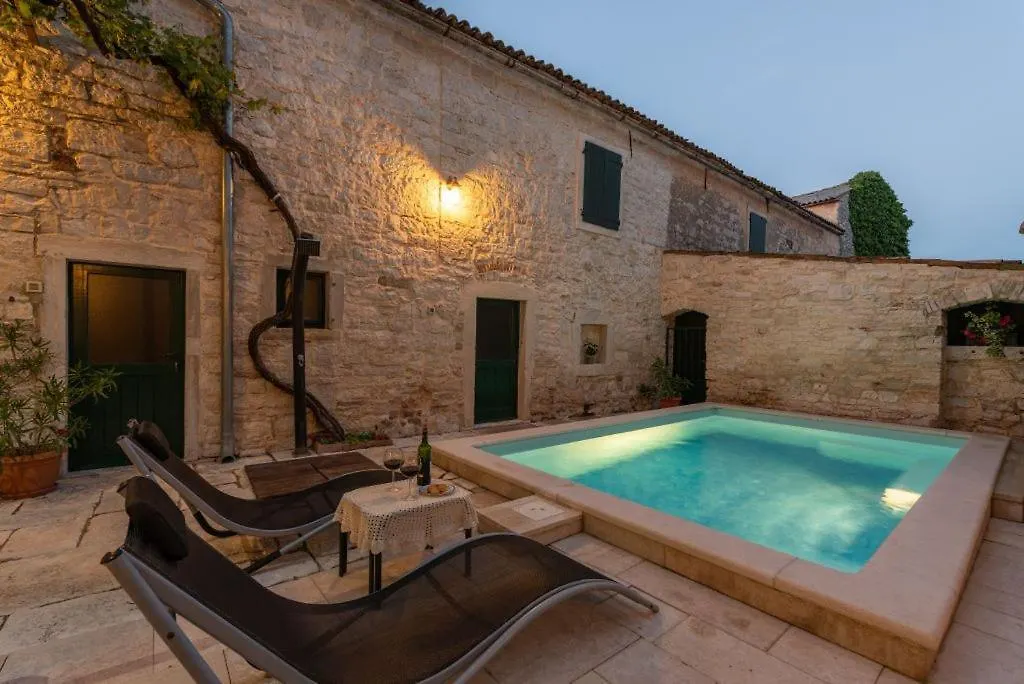 Rustic Villa With Pool In The Center Of A Romantic Little Place Svetvinčenat
