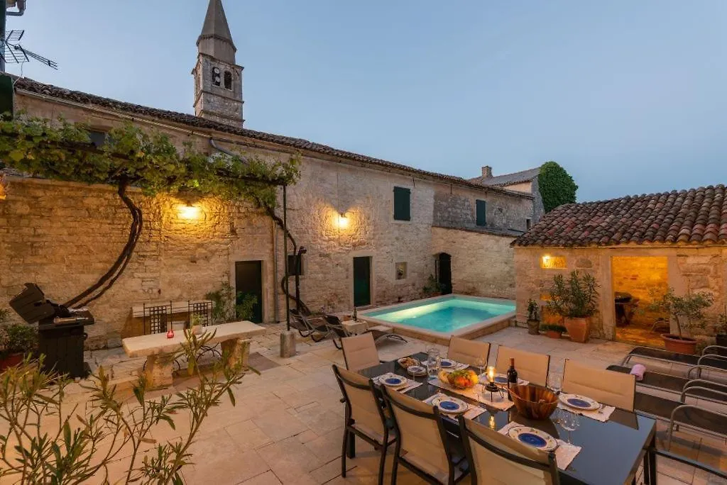 Rustic Villa With Pool In The Center Of A Romantic Little Place Svetvinčenat