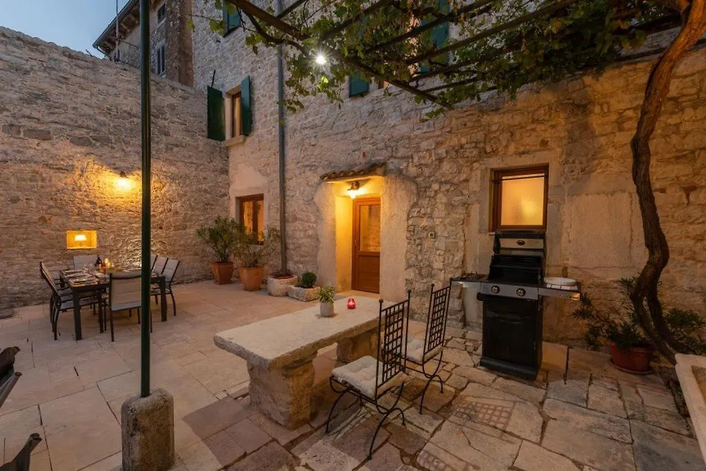 Rustic Villa With Pool In The Center Of A Romantic Little Place Svetvinčenat