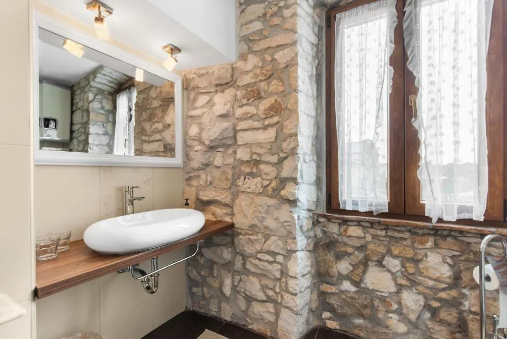 Rustic Villa With Pool In The Center Of A Romantic Little Place Svetvinčenat Κροατία